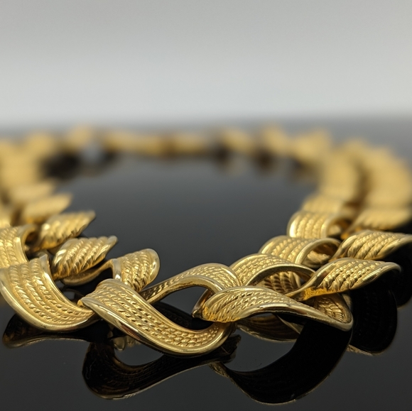 Vintage Textured Shiny Link Gold Tone Collar Necklace - Picture 5 of 8